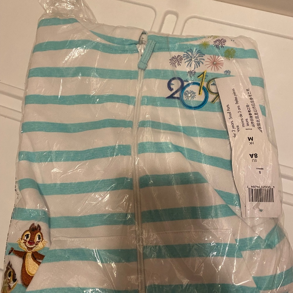 Disney Parks official 2019 zip up hoodie in girls size small